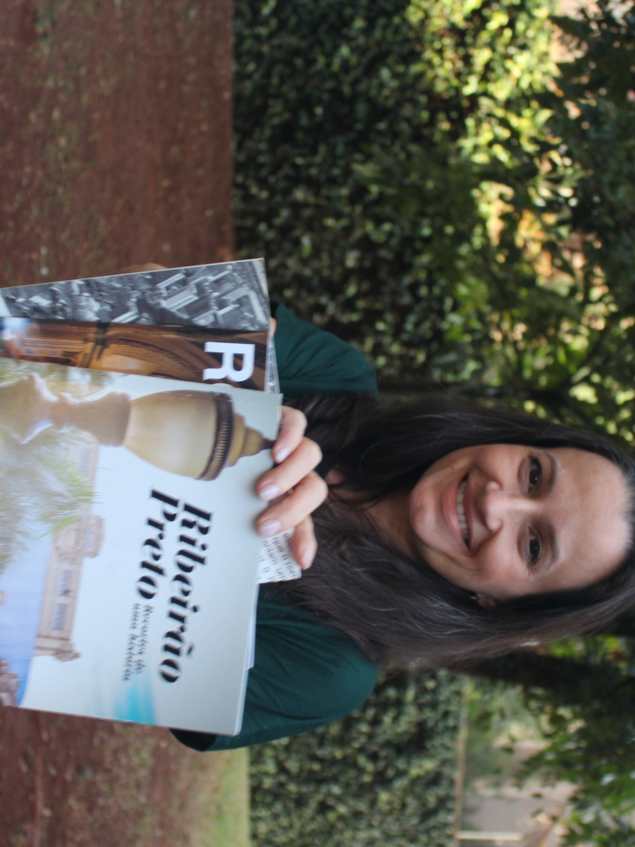 Com os dois livros de história de Ribeirão Preto